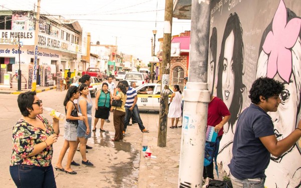 A las personas que se acercaban a ver el mural las invitaban a participar pintando frases y les explicaban de qué se trataba. Foto: Cortesía/ Chiapas PARALELO. 