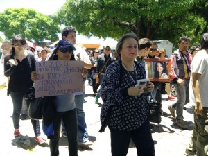 La madre de Nadia Vera llevó el cuerpo de su hija al Panteón Municipal de Comitán. Foto: Nehemias Jiménez