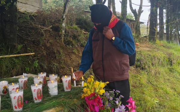 Indígenas del EZLN realizan ofrendas y acciones de oración para pedir justicia por los 43 de Ayotzinapa. Foto: Ángeles Mariscal/Chiapas PARALELO