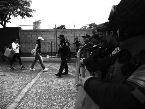 Bloqueos impidieron el paso de cientos de personas. Foto: Raúl Vera