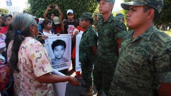 Familiares de los 43 estudiantes de Ayotzinapa desaparecidos en septiembre de 2014, han pedido en reiteradas ocasiones abran los cuarteles del Ejército Mexicano para investigar paradero de los jóvenes. Foto: Agencias