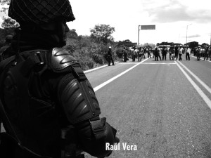 Operativo policiaco para impedir el paso a habitantes de San Juan Chamula. Foto: Raúl Vera