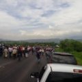 Durante más de 20 horas indígenas militantes del PRI originarios de los Altos de Chiapas bloquearon la carretera que comunica a la capital del estado. Foto: Cortesía