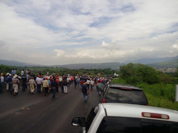 Durante más de 20 horas indígenas militantes del PRI originarios de los Altos de Chiapas bloquearon la carretera que comunica a la capital del estado. Foto: Cortesía