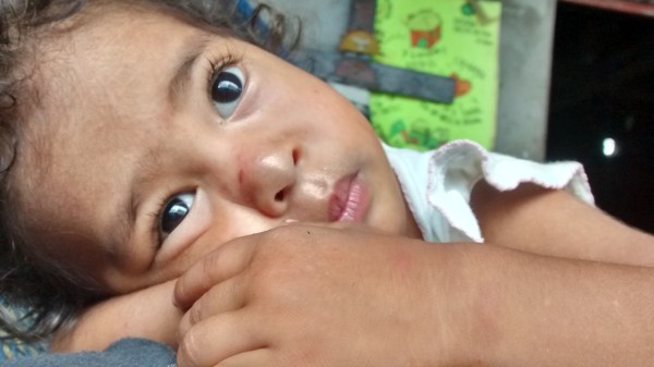 Niña centroamericana y su familia descansan en el albergue de Chauites, Oaxaca, antes de seguir huyendo de la pobreza y la violencia de su país de origen. Foto: Rubén Figueroa