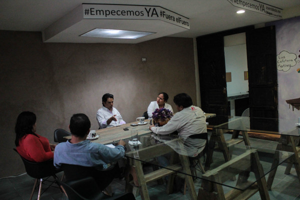 Durante la entrevista, el senador del PRD habló de sus aspiraciones de dirigir su partido a nivel nacional y de la situación política de Chiapas. Foto: Roberto Ortíz/ Chiapas PARALELO.