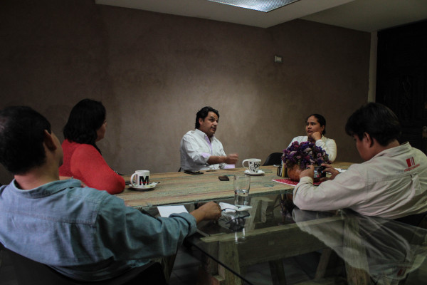 El Senador Zoé Robledo en una entrevista colectiva con las y los integrantes de Chiapas Paralelo. Foto: Roberto Ortíz/ Chiapas PARALELO. 