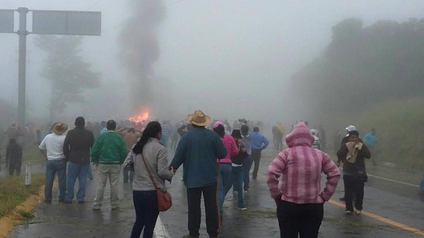 Enfrentamiento de maestros con policias. Foto: Cortesía