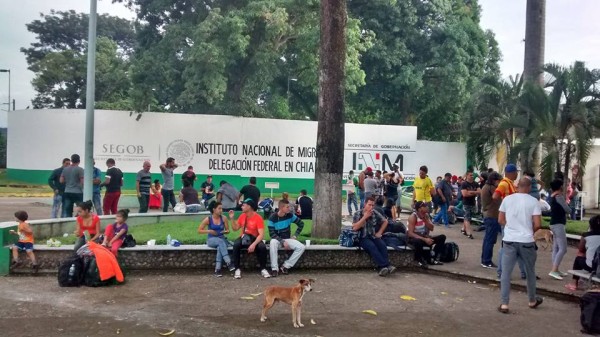 Cientos de migrantes afuera de la estación del INM esperan ser beneficiados con el "oficio de salida" que les permite transitar libremente por México durante 10 días. Foto: Rubén Figueroa 