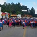 Hombres y mujeres indígenas militantes del PVEM bloqueaban la carretera desde el lunes pasado. 