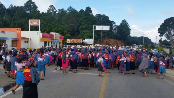 Hombres y mujeres indígenas militantes del PVEM bloqueaban la carretera desde el lunes pasado. 