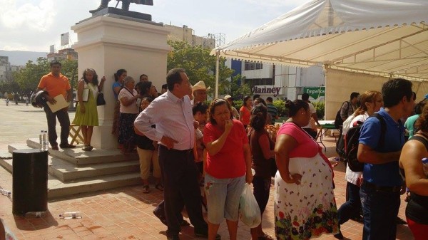 Después del mediodía seguía habiendo ciudadanos y ciudadanas esperando que les dieran una ficha para hablar con el alcalde. 