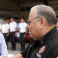 El presidente municipal, Fernando Castellanos con el presidente del patronato de bombero, Rodulfo Galvez, a quien se le adjudicó la obra.