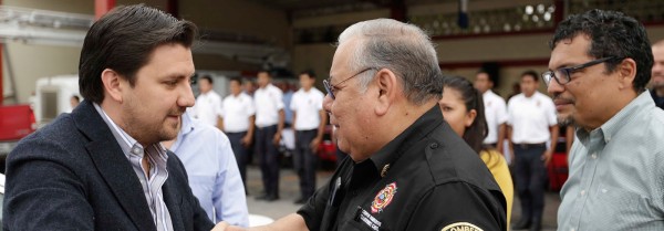 El presidente municipal, Fernando Castellanos con el presidente del patronato de bombero, Rodulfo Galvez, a quien se le adjudicó la obra.