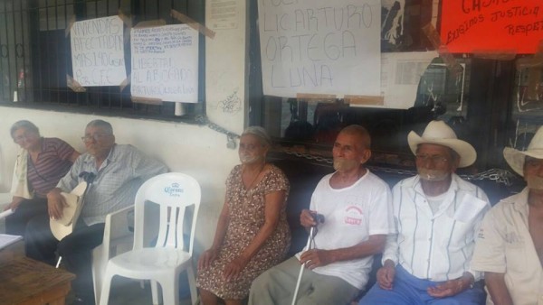 Hombres y mujeres de Chicoasén en huelga de hambre. Foto: Cortesía