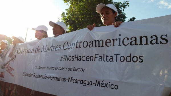 Madres de la carvana realizan una caminata por las calles, en las vias y parque central de la colonia Pakal - Na en Palenque, Chiapas !!! ‪#‎NosHacenFaltaTodos‬