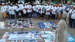 Madres de la carvana realizan una caminata por las calles, en las vias y parque central de la colonia Pakal - Na en Palenque, Chiapas !!! ‪#‎NosHacenFaltaTodos‬