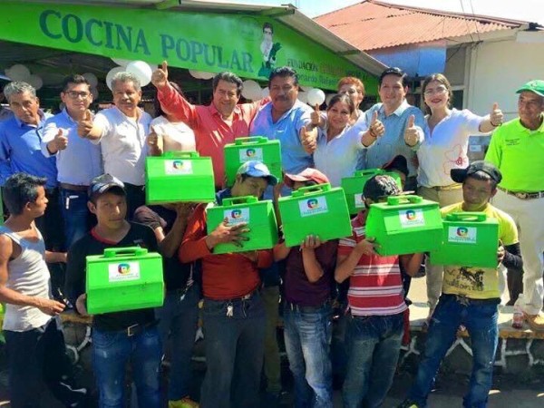 Está imagen donde el diputado federal, Leonardo Guirao reparte cajas para bolear zapatos a niños fue convertida en varios memes.