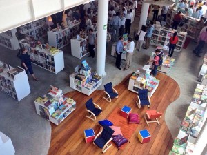 La Librería José Emilio Pacheco del Fondo de Cultura Económica de Tuxtla Gutiérrez está a punto de cerrar. Los motivos, según me dicen, son las pérdidas que registra la Universidad Autónoma de Chiapas en este espacio de convivencia, encuentro cultural y recreación para estudiantes, académicos y niñas que descubren el mundo de las letras. 