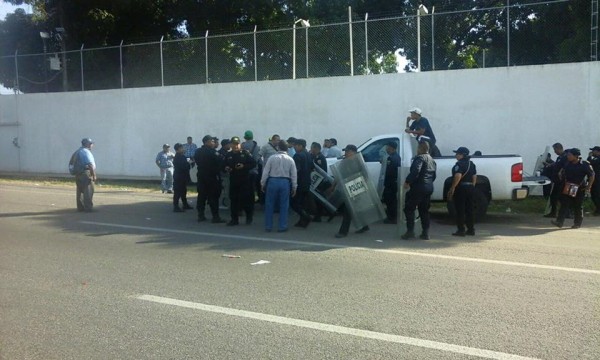 Constructores fueron detenidos cuando pedían su pago por obras realizadas. Foto: Cortesía