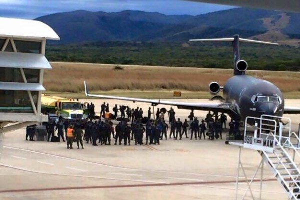 Federales llegando ayer domingo en el Aeropuerto Ángel Albino Corzo.