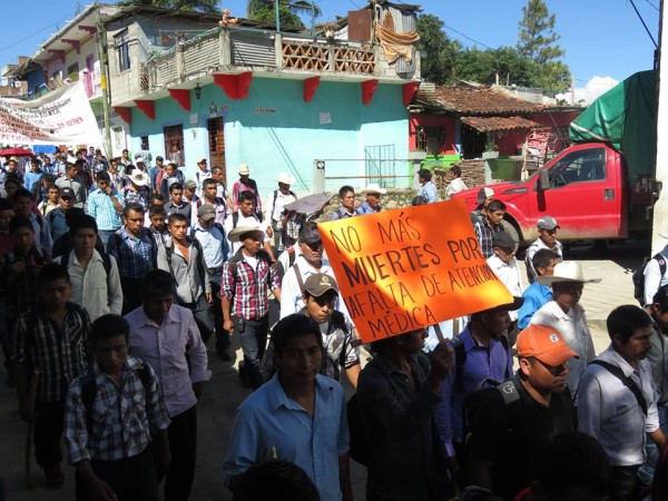 Habitantes de La Pimienta se manifestaron para denunciar que a sobrevivientes por la aplicación de vacunas contaminadas no les dan seguimiento médico. Foto: Cortesía