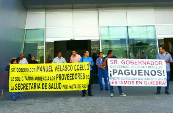  Proveedores de la Secretaría de Salud protestan en la Torre Chiapas para exigir al gobernador Manuel Velasco y a la Secretaría de Hacienda que liberen sus pagos.