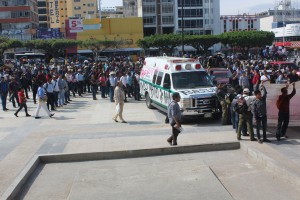 Unos 500 indígenas armados con palos y machetes llegaron desde Simojovel a Tuxtla.