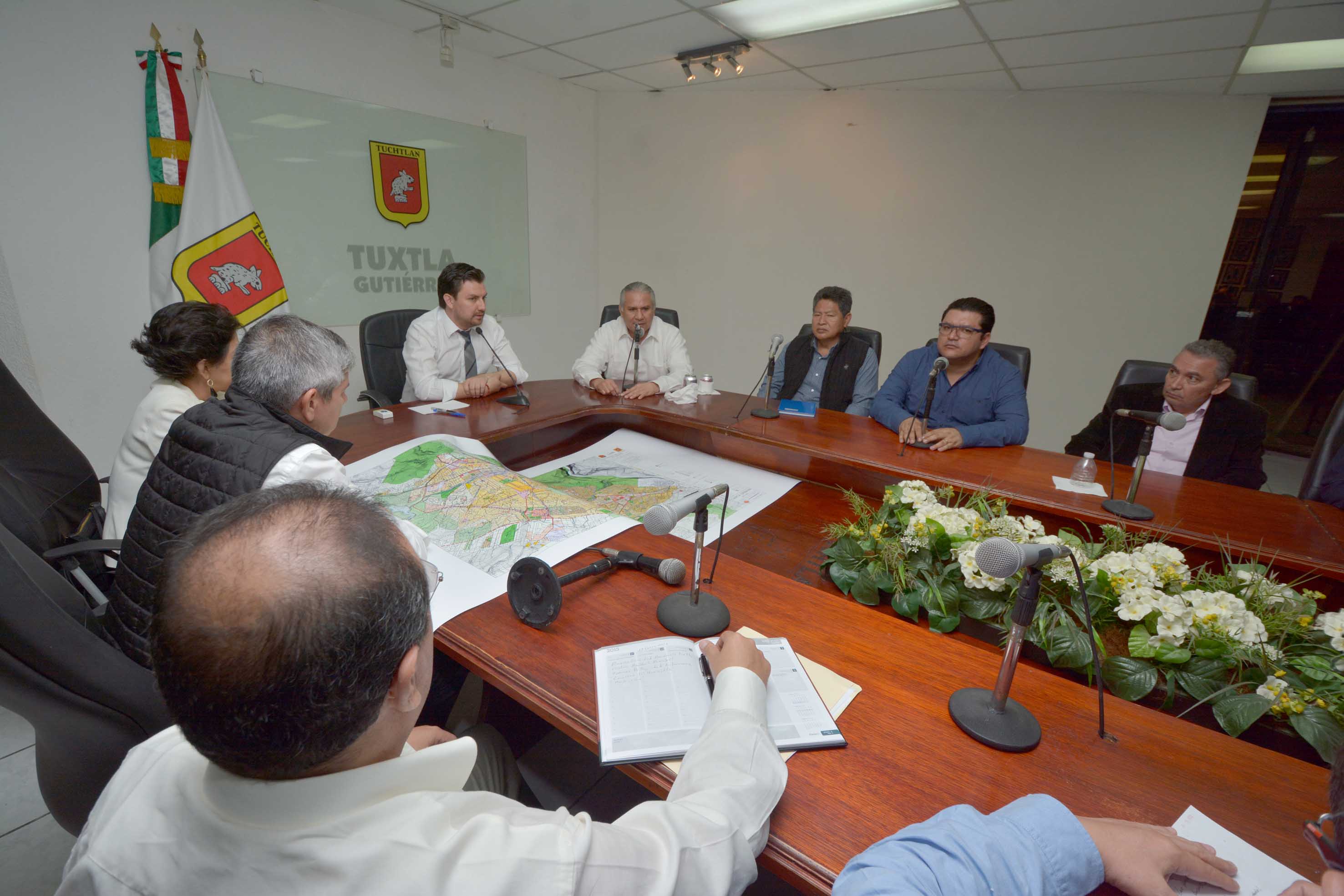 Después de los asaltos en la ciudad, las autoridades municipales se reunieron con el procurador, Raciel López. 