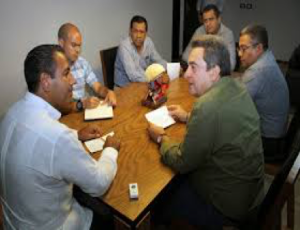 A partir de ese acto de entreguismo, ya no se volvió a ver a Pío Lorenzo en ningún acto formal de campaña en nuestro estado, lo que muchos interpretaron como una atinada decisión que solo pudo haber tomado, por fin, AMLO…y sin embargo, se mueve. (En palacio, 15/02/15: Pío Lorenzo, Marcelo Toledo y José Antonio Castillejos)