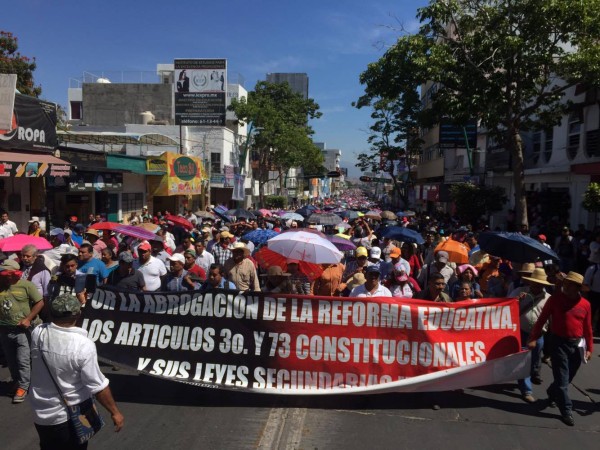 Unos 60 mil maesttos de la CNTE marcharon el lunes