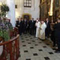 El Papa Francisco frente a la tumba de jTatik