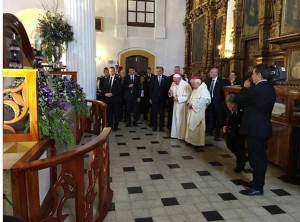 El Papa Francisco frente a la tumba de jTatik