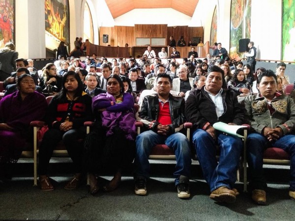 Habitantes de El Aguaje, de San Cristóbal de las Casas, en espera de la disculpa pública. Foto: Frayba