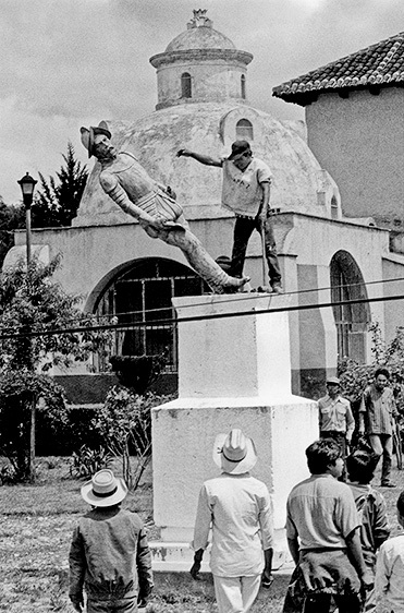 Derribo de la estatua de Diego de Mazariegos, 1992. Antonio Turok