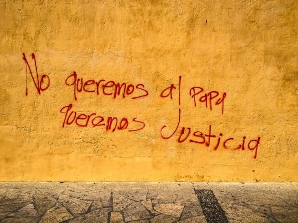 Pinta de manifestantes, en una de las paredes de la Catedral de San Cristóbal de las Casas. Foto: Cortesía