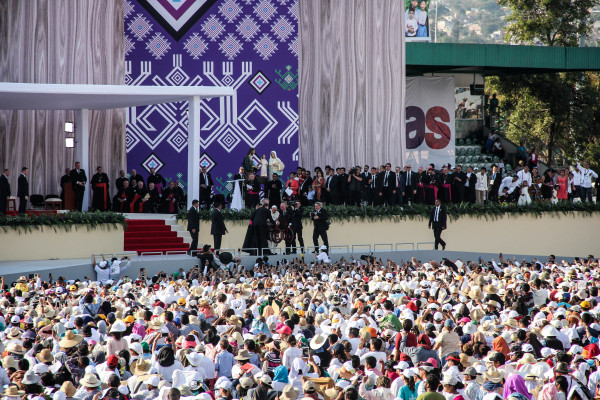 El Papa saludó a un niño en una silla de ruedas. Foto: Francisco López Velásquez/ Chiapas PARALELO.