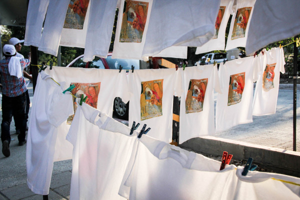 Negocios ambulantes se colocaron en diferentes partes de la ciudad para ofrecer productos relacionados con la visita del Papa. Foto: Francisco López Velásquez/ Chiapas PARALELO.