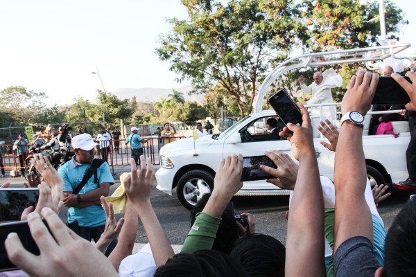 El Papa Franscisco recorrió algunas calles de Tuxtla en el papamóvil. Foto: Francisco López Veláquez/ Chiapas PARALELO.