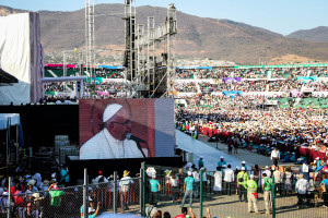 El Papa en las pantallas colocadas en el estadio. Foto: Francisco López Velásquez/ Chiapas PARALELO.