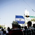 La bandera del Salvador en la visita del Papa a Tuxtla. Foto: Francisco López Velásquez/Chiapas PARALELO.