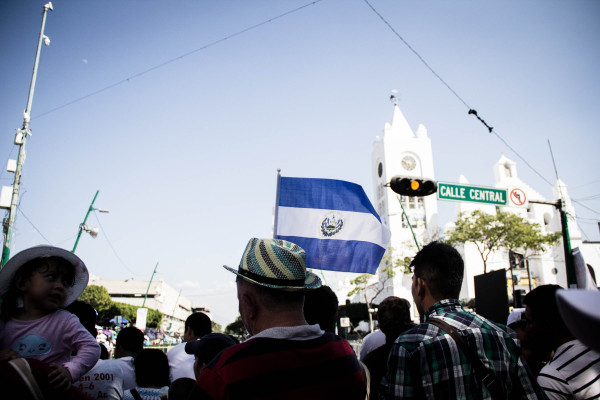 La bandera del Salvador en la visita del Papa a Tuxtla. Foto: Francisco López Velásquez/Chiapas PARALELO.