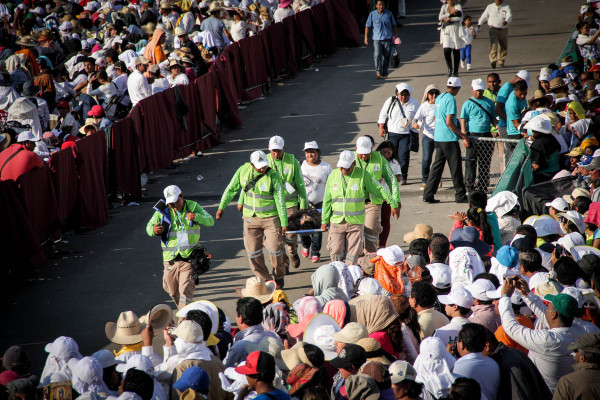 Personas tuvieron que ser auxiliadas por problemas de salud. Foto: Francisco López Velásquez/ Chiapas PARALELO.