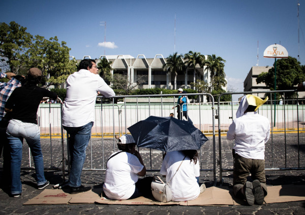 En espera del recorrido del Papa por la avenida central. Foto: Francisco López Velásquez/ Chiapas PARALELO.