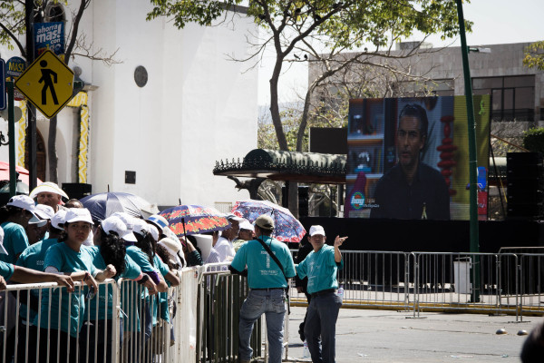 Durante la espera del recorrido del Papa. Foto: Francisco López Velásquez/ Chiapas PARALELO.