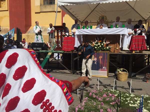 "Invitamos a nuestros hermanos y hermanas del continente, a sumarnos a trabajar todos los días en el Desmantelamiento de la Doctrina del Descubrimiento": Comisión Continental Abya Yala. Foto: Misa con el Pueblo Creyente/Angeles Mariscal