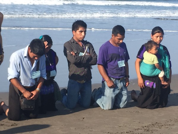 Rezo del pueblo creyente durante reunión para la defensa de su tierra y territorio. Foto. Ángeles Mariscal 