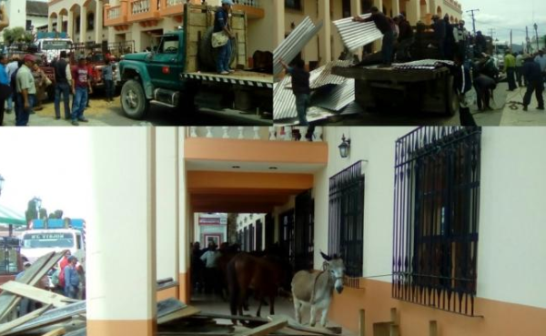 Las autoridades de Gabriel Leyva Velázquez, agrupados a la Iglesia católica, transportaron en camiones el material de las casas de las 9 familia. Foto: Cortesía