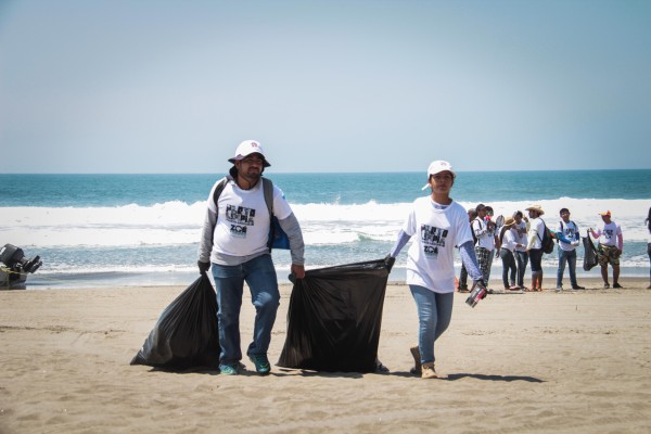 Alrededor de 200 brigadistas participan en la campaña #PlayaLimpia. Foto: Roberto Ortiz/Chiapas PARALELO.