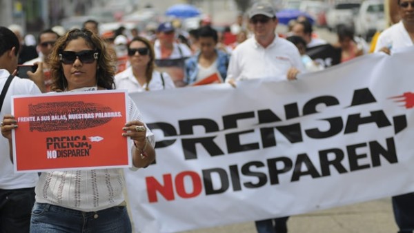 texto deben obligarse a generar las condiciones propicias para que el ejercicio periodístico se lleve a cabo en un marco de seguridad y libertad.

Las referidas condiciones conllevan la necesidad de reconocer desde los más altos niveles del ejercicio del poder público, la importancia del trabajo de las y los periodistas para garantizar el acceso a la información de la sociedad, la transparencia en el ejercicio público, y con ello el fortalecimiento de la democracia. 